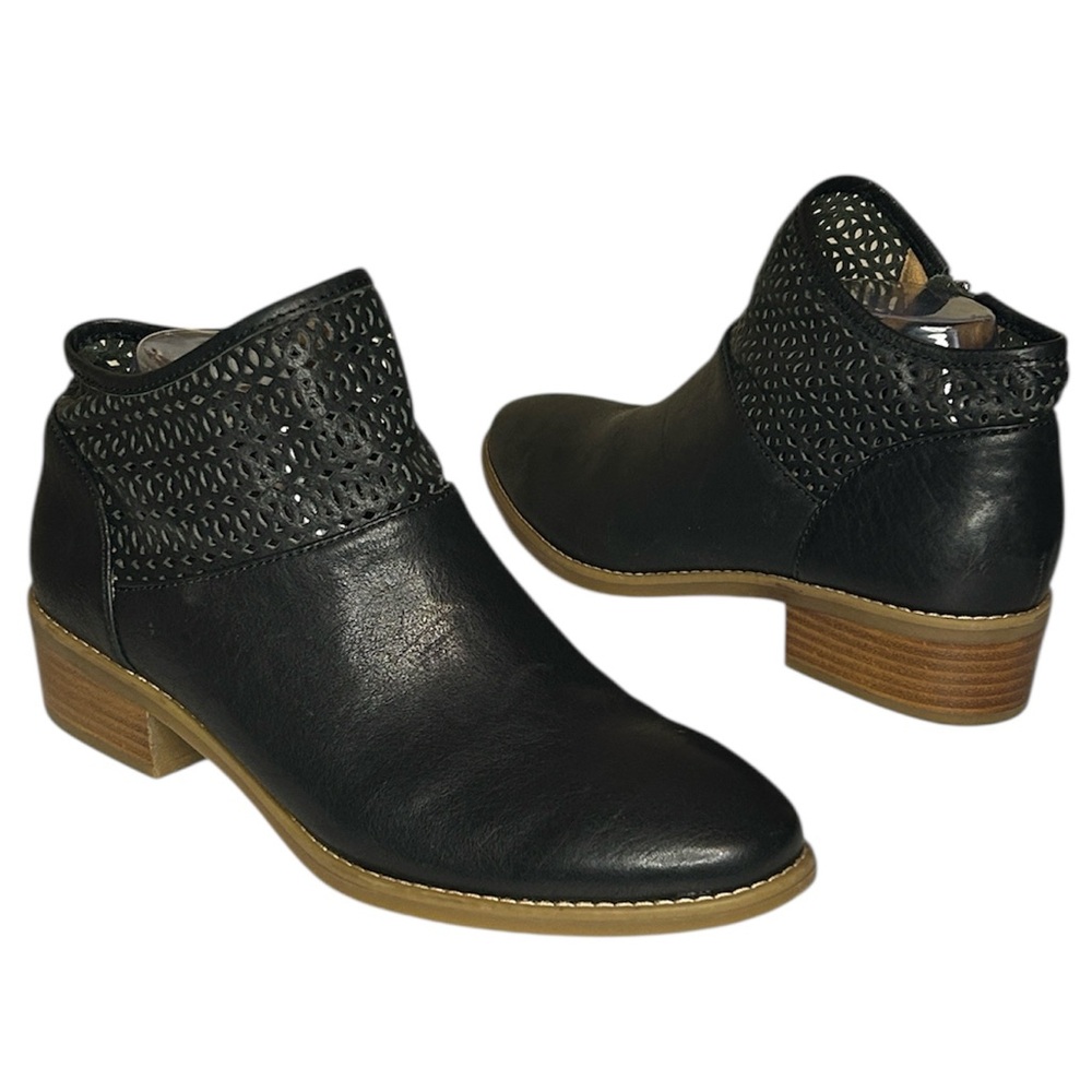 Comfortiva Cailean women’s‎ Size 10 black leather perforated boots booties.
